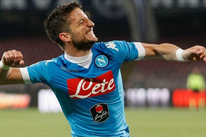 Aksi selebrasi pemain Napoli, Dries Mertens, usai menjebol gawang Bologna dalam laga Serie A di San Paolo, 19 April 2016.