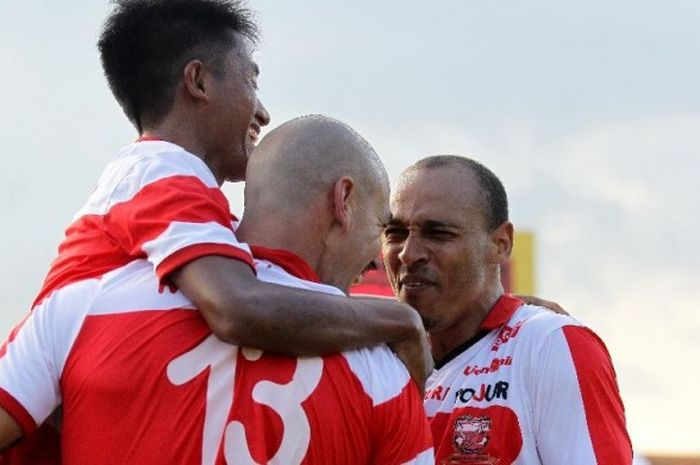 Penyerang Madura United, Peter Odemwingie, merayakan gol yang ia cetak ke gawang Mitra Kukar dalam lanjutan laga Liga 1 di Stadion Gelora Ratu Pamelingan, Jumat (28/4/2017).