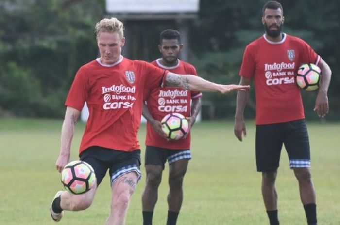 Marquee Player Bali United, Nick van der Velden (kiri), memperlihatkan aksinya dalam sesi latihan Bali United pada Kamis (27/4/2017) pagi di Lapangan Trisakti, Legian.