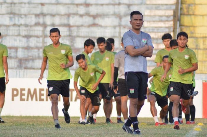 Pelatih Persita Tangerang, Wiganda Saputra, saat memimpin official training di Stadion Wilis, Madiun, Minggu (30/7/218).