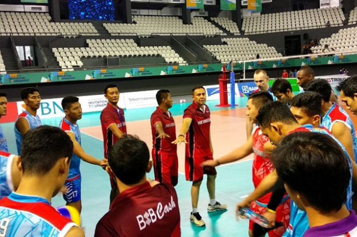 Timnas voli putra Indonesia hendak berdoa seusai latihan di Tennis Indoor Senayan, Jakarta, Sabtu (10/2/2018).