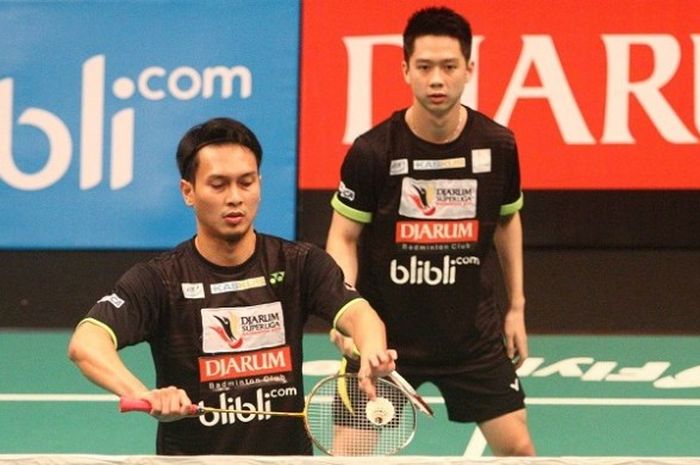 Pasangan ganda PB Djarum, Mohammad Ahsan (kiri) dan Kevin Sanjaya Sukamuljo, tampil pada laga semifinal Djarum Superliga 2017, di DBL Arena, Surabaya, Jumat (24/2/2017).