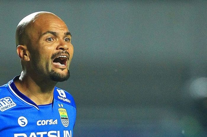 Striker Persib Bandung, Sergio Van Dijk, saat tampil melawan Persija Jakarta di Stadion Gede Bage Gelora Bandung Lautan Api, dalam laga lanjutan Torabika Soccer Championship, Sabtu (16/7/2016).