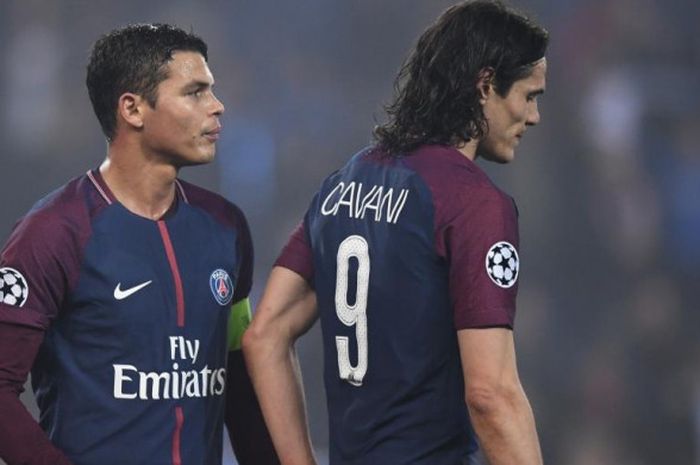 Edinson Cavani (kanan) dan Thiago Silva bereaksi lesu setelah partai Liga Champions antara Paris Saint-Germain dan Real Madrid di Parc des Princes, Paris, 6 Maret 2018.