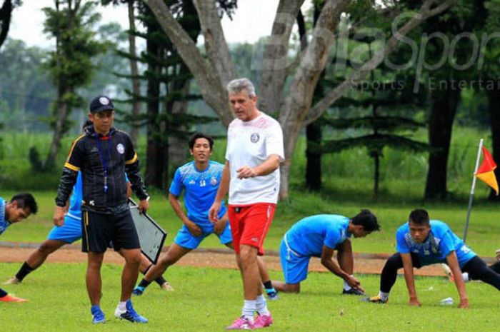 Pelatih Arema FC Joko Susilo  (bertopi)bersama pelatih fisiknya Dusan Momcilovic (baju putih) dalam sesi latihan skuat Singo Edan