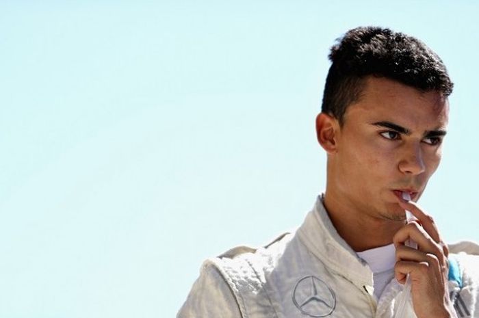 Pebalap Manor asal Jerman, Pascal Wehrlein, sedang minum di sela-sela menjalani sesi kualifikasi GP Amerika Serikat di Sirkuit of The Americas, Sabtu (22/10/2016). 