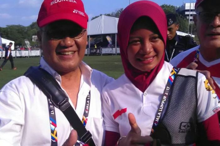 Pemanah putri Indonesia, Dianda Choirunisa (tengah), berfoto bersama Ketua Satlak Prima Achmad Sutjipto (kiri) seusai memenangi laga final nomor recurve perorangan putri SEA Games Kuala Lumpur 2017, Minggu (20/7/2017).