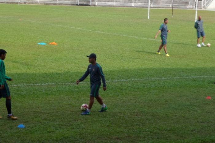 Gelandang serang Septian David Maulana (kiri) latihan terpisah dengan pemain timnas U-22 Indonesia di Stadion Merdeka, Kuala Lumpur, Senin (28/8/2017) sore. 