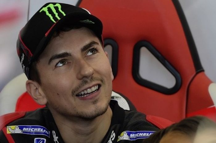 Pebalap tim Ducati asal Spanyol, Jorge Lorenzo, berada di dalam paddock tim Ducati saat mengikuti test pra-musim MotoGP di Sirkuit Ricardo Tormo, Valencia, (13/11/2016).