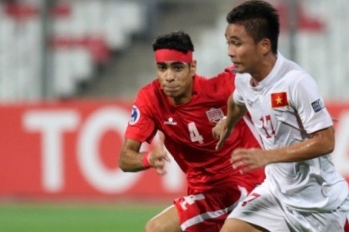 Striker Vietnam U-19, Tran Thanh (kanan) adu lari dengan bek Bahrain U-19, Ghanem Ahmed di Stadion Nasional Bahrain, Manama, Senin (24/10/2016) malam. 