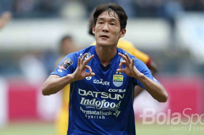 Gelandang Persib Bandung, Oh in-Kyun, merayakan golnya seusai membobol Sriwijaya FC dalam pertandingan perdana Grup A Piala Presiden 2018 di Stadion Gelora Bandung Lautan Api, Bandung, Selasa (16/1/2018).  