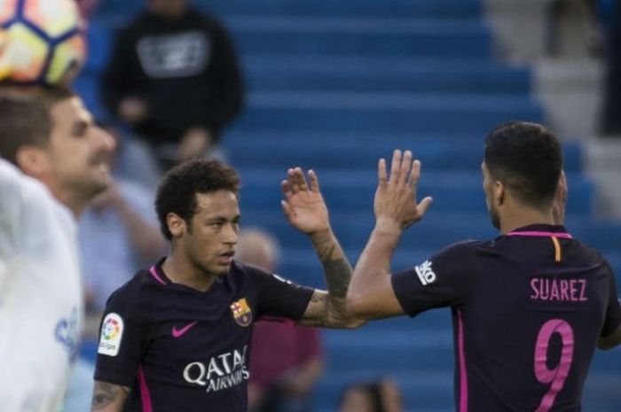  Pemain FC Barcelona, Neymar dan Luis Suarez, merayakan gol saat melawan Las Palmas pada lanjutan Liga Spanyol di Estadio de Gran Canaria, Las Palmas, Spanyol, Minggu (14/5/2017).  