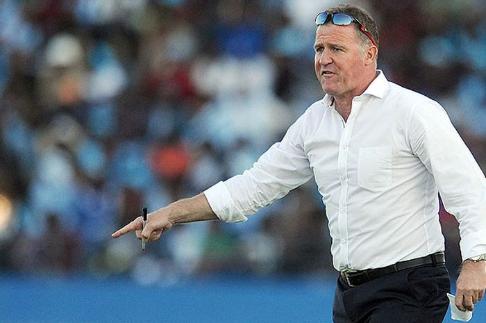 Reaksi pelatih timnas Botswana, Peter Butler, saat memberi instruksi kepada pemainnya dalam laga kualifikasi AFCON 2017 melawan Uganda di Stadion Francistown, Botswana, pada 4 Juni 2016.