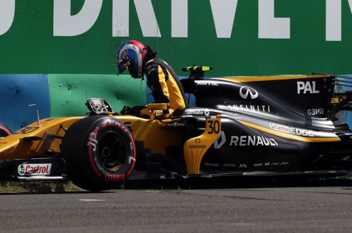 Pebalap Renault asal Inggris, Jolyon Palmer, keluar dari mobil setelah mengalami kecelakaan saat sesi latihan kedua GP Hungaria di Hungaroring, Jumat (28/7/2017).