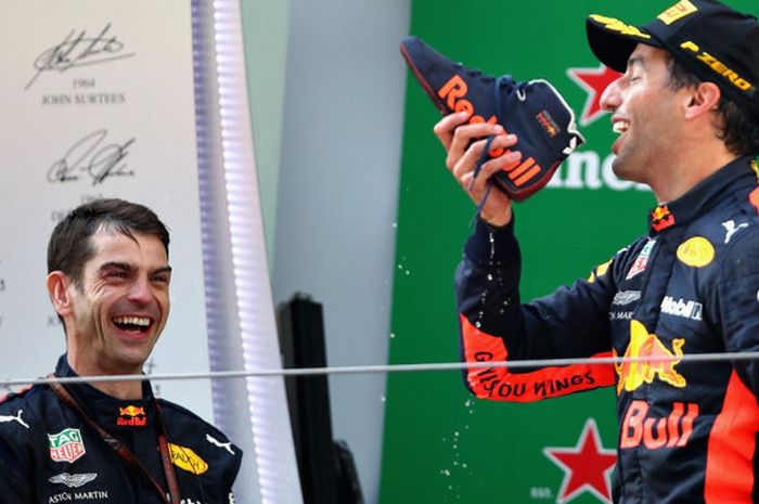 Selebrasi Daniel Ricciardo (Red Bull Racing) usai berhasil memenangi balapan F1 GP China 2018.