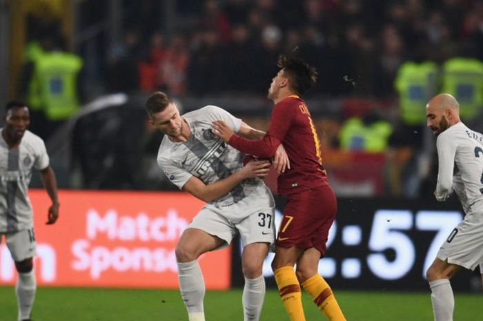 Bek Inter Milan, Milan Skriniar, berduel dengan pemain AS Roma, Cengiz Under, dalam laga pekan ke-14 Liga Italia di Stadion Olimpico, Roma, Senin (3/12/2018) dini hari WIB.