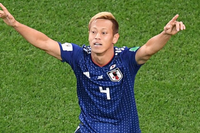 Pemain Jepang, Keisuke Honda, melakukan selebrasi setelah mencetak gol ke gawang Senegal pada laga penyisihan Grup H Piala Dunia 2018 di Ekaterinburg Arena, Minggu (24/6/2018).