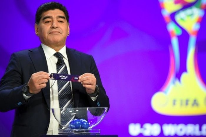 Legenda timnas Argentina, Diego Maradona, saat menghadiri acara undian peserta Piala Dunia U-20 di Suwon, Korea Selatan, 15 Maret 2017.