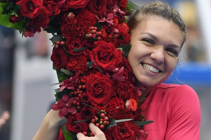 Petenis tunggal putri dari Rumania, Simona Halep, melakukan selebrasi setelah dipastikan menjadi pemain nomor satu dunia yang baru pada Sabtu (7/10/2017).