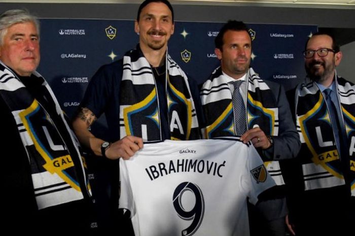   Zlatan Ibrahimovic (dua dari kiri) saat diperkenalkan sebagai pemain baru LA Galaxy dalam jumpa pers di Los Angeles, Kalifornia, 30 Maret 2018.  