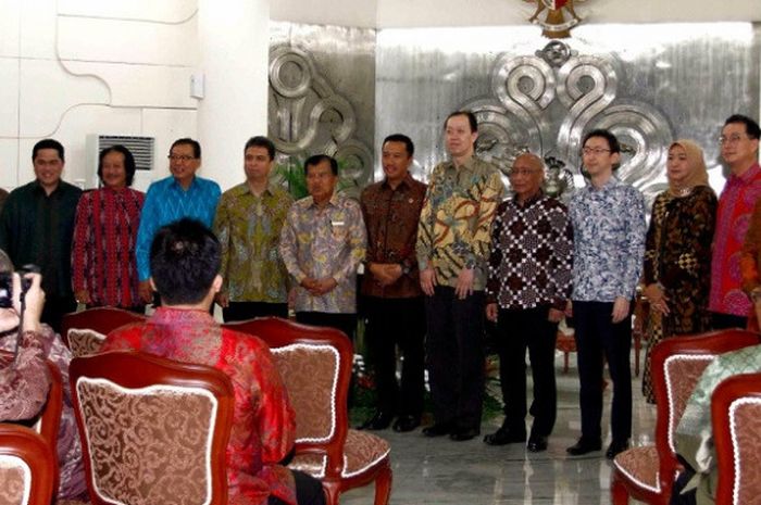 Wakil Presiden RI Jusuf Kalla (kelima dari kiri) berpose dengan perwakilan sponsor dalam acara penandatanganan di Jakarta, Rabu (6/12/2017).