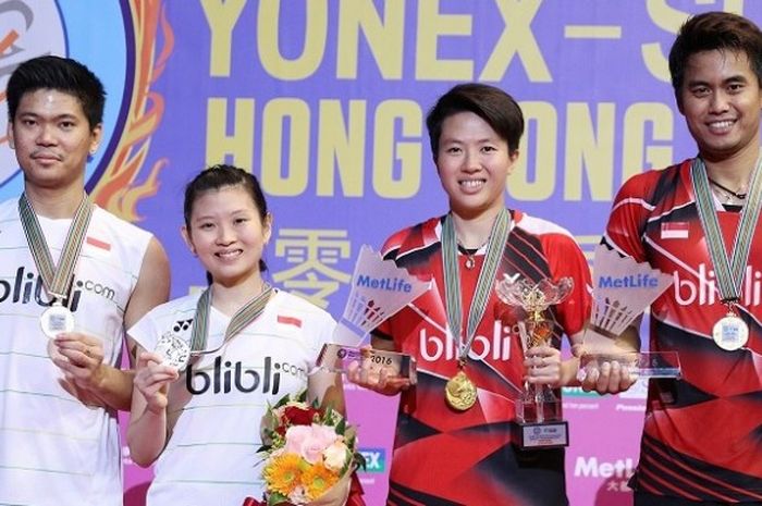 Pasangan ganda campuran Indonesia,  Tontowi Ahmad/Liliyana Natsir dan Praveen Jordan/Debby Susanto, berpose di podium pertama dan kedua. Tontowi/Liliyana menang  21-19, 21-17 atas Praveen/Debby pada laga final yang berlangsung di Hong Kong Coliseum, Minggu (27/11/2016).