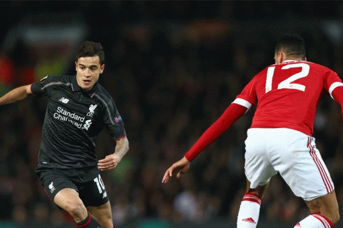 Phillipe Coutinho tengah memperebutkan bola dengan Daley Blind saat liga UEFA putaran ke16, leg kedua antara  Manchester United dan Liverpool di Old Trafford tanggal 17 Maret 2016, Manchester, Inggris. 