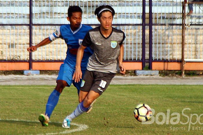 Pemain seleksi Persela asal Jepang, Naoyuki Yamazaki (abu-abu) saat diturunkan pada laga uji coba kontra Lamongan FC, Jumat (23/2/2018) di Stadion Surajaya Lamongan.
