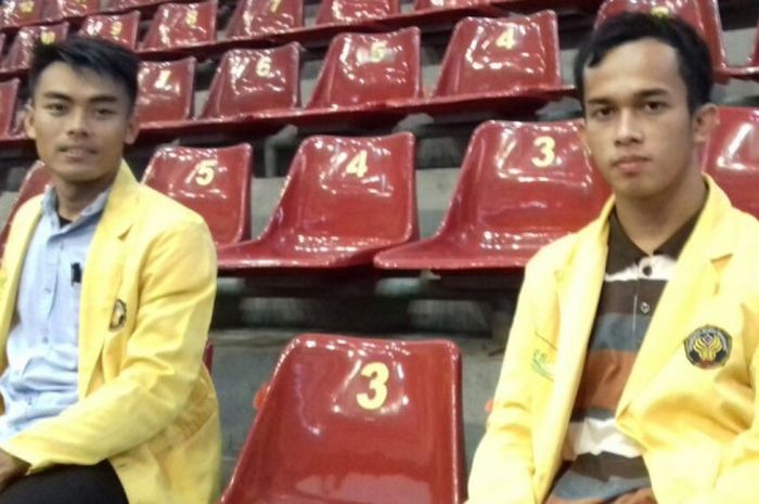 Wijil Banu (kiri) dan Charis Faozi, mahasiswa Universitas Negeri Semarang, yang mengambil data penelitian pada pertandingan putaran kedua Final Four Proliga 2018 yang digelar di GOR Sritex Arena, Solo, 6-8 April 2018.