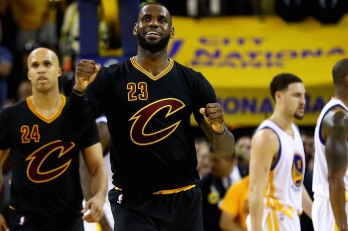 Pebasket Cleveland Cavaliers, LeBron James, bereaksi saat menjalani pertandingan final NBA melawan Golden State Warriors pada musim 2016.