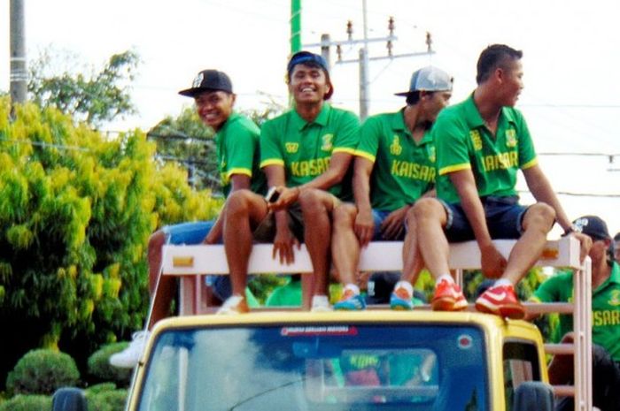Pemain Perssu Super Madura diarak keliling kota Sumenep sebagai ganjaran usai lolos ke babak 8 besar Indonesia Soccer Championship (ISC) B 2016.