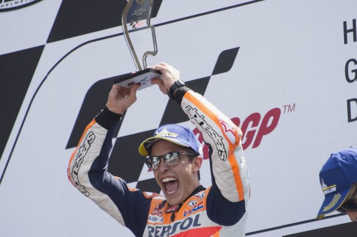 Momen ketika Marc Marquez mengangkat piala setelah berhasil memenangi MotoGP Prancis (20/5/2018).