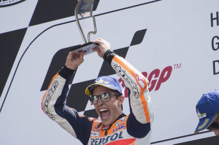   Momen ketika Marc Marquez mengangkat piala setelah berhasil memenangi MotoGP Prancis (20/5/2018).  