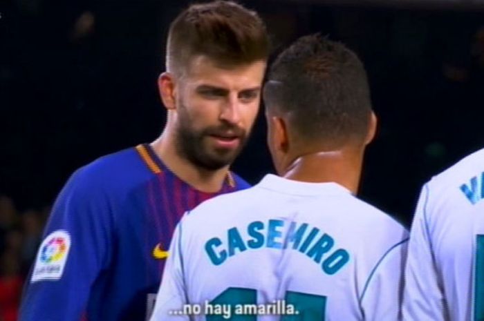  Bek Barcelona, Gerard Pique, tertangkap kamera saat memprovokasi gelandang Real Madrid, Casemiro, dalam partai Liga Spanyol di Camp Nou pada 6 Mei 2018 