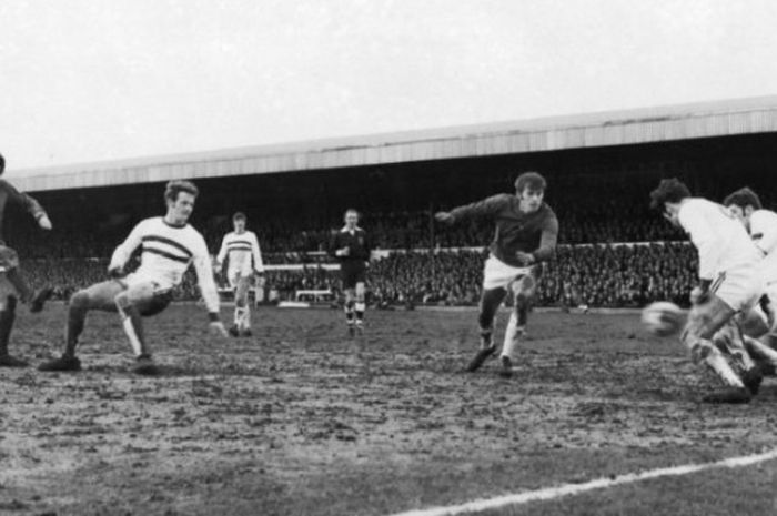 George Best mencetak gol dalam pertandingan Putaran V Piala FA antara Northampton Town versus Manchester United, 7 Februari 1970.