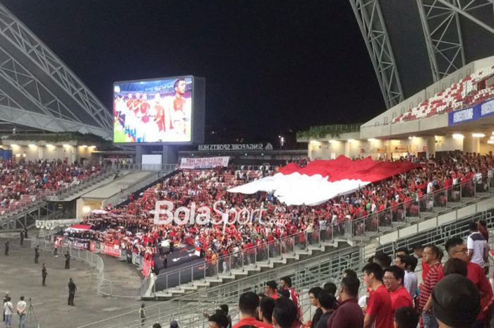  Dukungan suporter timnas Indonesia pada laga kontra timnas Singapura dalam laga pertama Grup B Piala AFF 2018 di Stadion Nasional, Kalang, Singapura, Jumat (9/11/2018). 