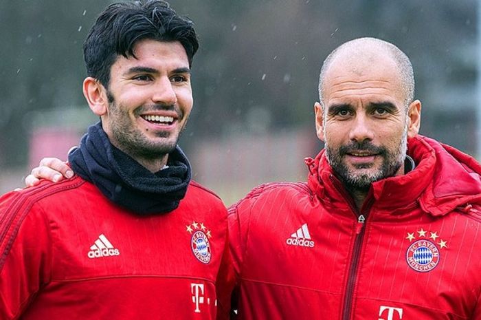 Pemain Bayern Munich Serdar Tasci (Kiri) dan Pep Guardiola menghadiri pelatihan 3 februari 2016  di Muenchen 