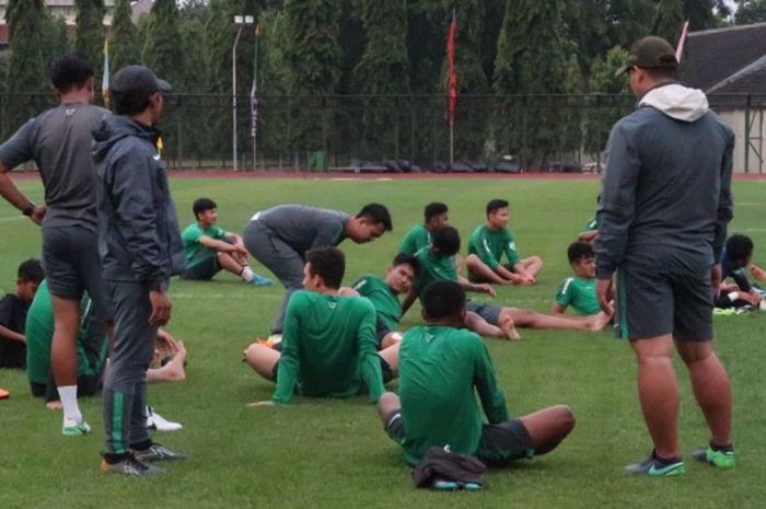  Timnas U-19 Indonesia melakukan pendinginan seusai berlatih di lapangan Universitas Negeri Yogyakarta,  Rabu (23/5/2018).  