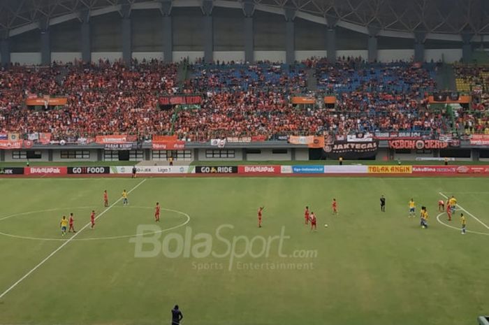 Suasana pertandingan Persija Jakarta kontra Barito Putera, di Stadion Patriot Chandrabhaga, Bekasi, Selasa (30/10/2018),
