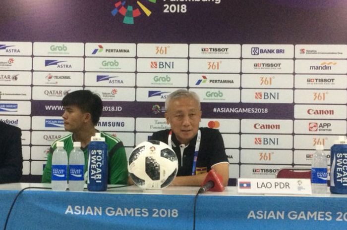 Pelatih timnas U-23 Laos, Mike Wong, memberikan keterangan setelah timnya kalah 0-3 dari timnas U-23 Indonesia di babak penyisihan Grup A cabang sepak bola Asian Games 2018 di Stadion Patriot, Bekasi, Jumat (17/8/2018).