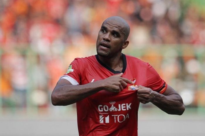 Ekspresi striker anyar Persija Jakarta, Reinaldo da Costa seusai mencetak gol ke gawang Persiba Balikpapan pada laga pekan ke-19 Liga 1 musim 2017 di Stadion Patriot, Kota Bekasi, Sabtu (12/8/2017). 