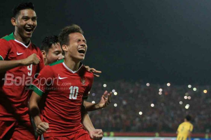      Selebrasi gelandang tim nasional U-19 Indonesia, Egy Maulana Vikri, seusai membobol gawang Malaysia pada semifinal Piala Asia U-19 di Stadion Gelora Delta Sidorajo, Kamis (12/7/2018).       