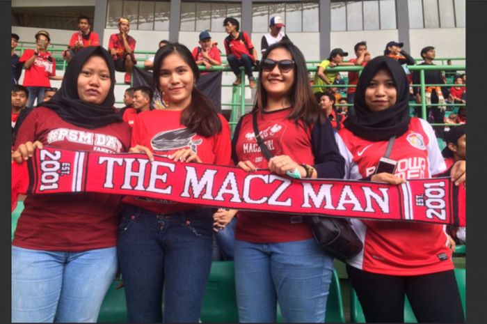 Macz man merupakan komunitas suporter tim kesebelasan PSM Makassar tengah berfoto setelah menonton pertandingan tim Ayam Jantan dari Timur ini