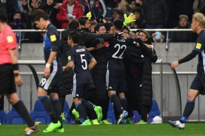 Para pemain timnas Jepang merayakan gol bek Maya Yoshida ke gawang Thailand pada ronde ketiga Grup B zona Asia untuk kualifikasi Piala Dunia 2018 di Stadion Saitama, Selasa (28/3/2017). 