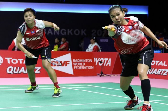  Pasangan ganda putri Indonesia, Greysia Polii (kanan)/Apriyani Rahayu, saat menjalani pertandingan melawan wakil China, Chen Qingchen/Jia Yifan, pada laga penyisihan Grup D Piala Uber di Impact Arena, Bangkok, Thailand, Rabu (23/5/2018). 