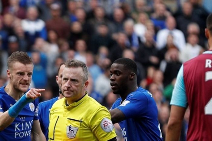 Striker Leicester City, Jamie Vardy (paling kiri), bereaksi setelah diganjar kartu kuning kedua saat melawan West Ham United pada lanjutan Premier League di Stadion King Power, Minggu (17/4/2016).