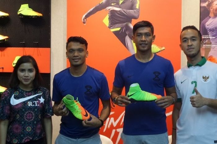 Ferdinand Sinaga (kedua dari kiri) menjadi bintang Nike dalam peluncuran Hypervenom III di Senayan City, Kamis (2/2/2017). 