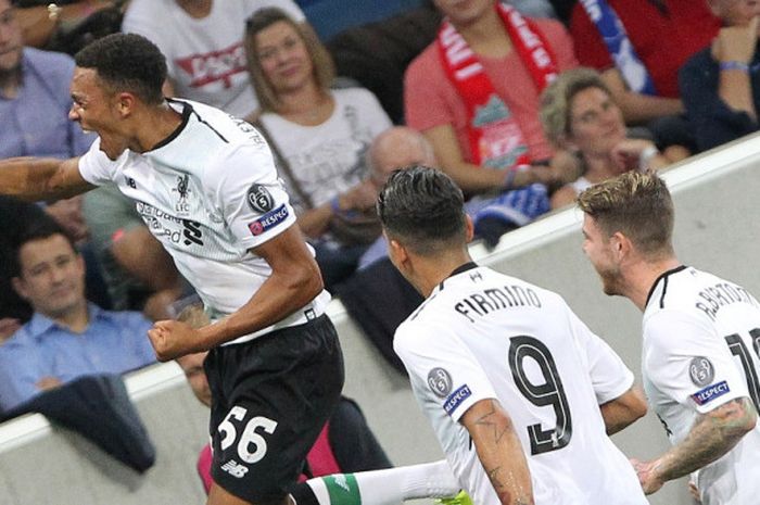 Bek kanan Liverpool FC, Trent Alexander-Arnold (kiri), merayakan gol yang dia cetak dalam laga leg pertama kualifikasi Liga Champions kontra Hoffenheim di Stadion Rhein-Neckar-Arena, Sinsheim, Selasa (15/8/2017).