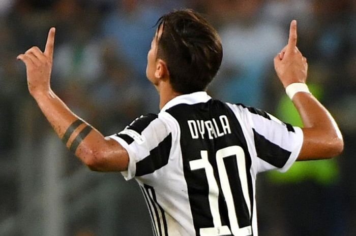 Striker Juventus, Paulo Dybala, merayakan gol yang dia cetak ke gawang Lazio dalam laga Piala Super Italia di Stadion Olimpico, Rome, pada 13 Agustus 2017.