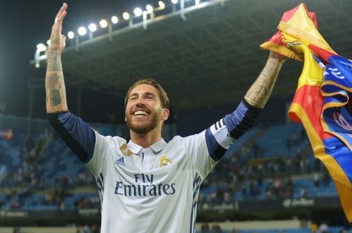 Kapten Real Madrid, Sergio Ramos, melakukan selebrasi setelah timnya memastikan keluar sebagai juara Liga Spanyol musim 2016-2017.